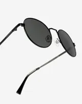 Gafas de sol unisex con montura ovalada negra y lentes polarizadas grises.