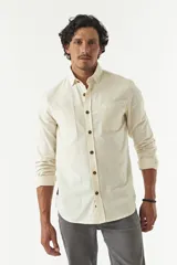 Camisa rústica lisa de manga larga, corte regular, color gris oscuro.