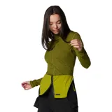 Pantalón tipo jardinero negro de softshell con tirantes ajustables, cierre frontal con cremallera, bolsillos laterales con cremallera y bolsillo en el pecho.