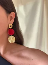 Aros largos con base y medallón en acero quirúrgico y piedra en resina, color rojo y plateado.