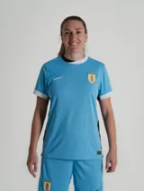Camiseta de fútbol Nike de la selección uruguaya, modelo Stadium, color celeste con detalles en blanco y negro. Incluye escudo de la AUF y logo de Nike en el frente.