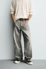 Pantalón de jean gris con corte holgado y efecto lavado en toda la prenda.