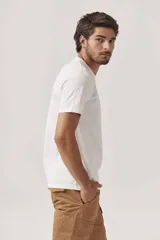 Remera blanca de algodón, manga corta y cuello redondo.