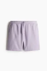 Short lila de felpa liviana de mezcla de algodón, con cintura elástica y cordón para ajustar, bolsillos al bies y un bolsillo abierto atrás.