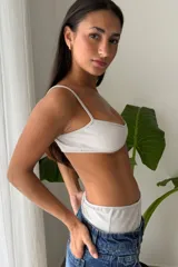 Conjunto de ropa interior de algodón con lycra, color blanco. Incluye un top recto con breteles regulables y una bombacha tipo bóxer con recortes.