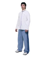 Pantalón unisex de denim 100% algodón con lavado degradado de celeste a azul. Tiro medio, calce wide y relajado, pierna extra ancha y caída larga. Cintura con elásticos laterales, costuras curvas y paneles que dibujan la pierna. Bolsillos delanteros y traseros curvos, presillas para cinto, cierre y botón metálico.