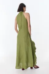 Vestido largo azul de lino, con cuello halter y volados en el ruedo.