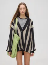 Cardigan a rayas horizontales en tonos beige y negro, de corte holgado y abierto, con botones metálicos y logo MUTMA bordado en el frente.