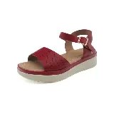 Sandalias rojas con plataforma blanca, tira ancha sobre los dedos con perforaciones y tira al tobillo con hebilla dorada.