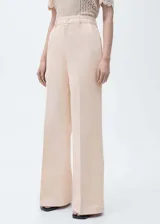 Pantalón de jean color rosa claro, corte wide leg, tiro alto, con bolsillos laterales y trabillas para cinturón.