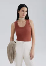 Musculosa marrón de tela acanalada, corte ajustado y cuello redondo.