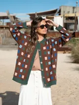 Cárdigan marrón con estampado de cuadrados de colores, cuello en V y botones.