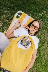 Bolso deportivo tipo duffel bag de nylon color negro, con asas de mano y correa ajustable para hombro. Diseño simple y funcional.