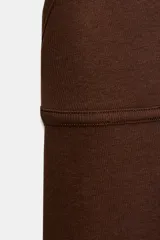 Top de color fucsia con escote pronunciado en V y cuello halter. Presenta una costura horizontal que marca la transición entre el busto y el torso.