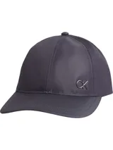 Gorra de sarga color gris oscuro con logo metálico de Calvin Klein en el lateral.