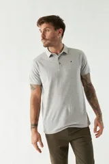 Remera con cuello polo en tejido buttoné, corte regular, logo bordado y mangas cortas.