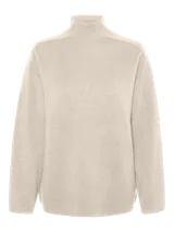 Suéter de punto grueso color crema, con cuello alto y manga larga.