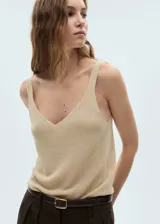 Top de punto fino color dorado, con cuello en pico y tirantes anchos.