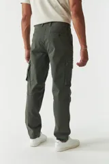 Pantalón cargo color ocre, de corte recto, con bolsillos laterales y traseros con solapa.