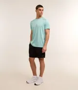 Bermuda deportiva negra de poliéster con cintura elástica y cordón ajustable.