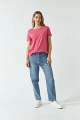 Remera básica color fucsia, de corte recto y escote redondo.