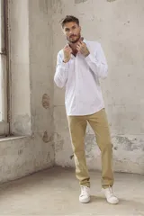 Camisa blanca con finas rayas verticales azules, de corte slim fit y manga larga.