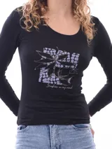 Remera negra de manga larga con cuello redondo y estampado de flor hibisco en el frente.