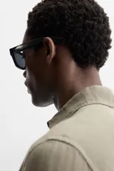 Camisa celeste de lino, de corte recto, manga larga y cuello clásico.