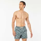 Short de baño celeste con estampado de palmeras blancas.