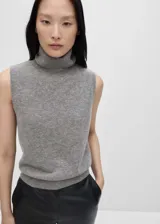 Top gris de lana sin mangas con cuello alto.
