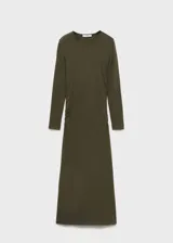Vestido midi color verde militar, de tejido elástico y corte entallado, con mangas largas.