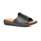Sandalia zueco color beige, con plataforma baja y capellada con perforaciones.