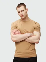 Camiseta color tostado de corte clásico con cuello redondo y logo bordado en el pecho.