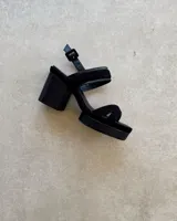 Sandalia de cuero color tostado, con plataforma y taco cuadrado de madera.