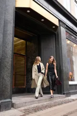 Falda midi negra de satén con cintura elástica.