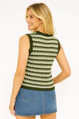 Musculosa de poliéster con cuello a la base y estampado geométrico en tonos marrones y beige.