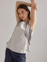 Musculosa de lino color gris claro con paneles laterales en gris oscuro.