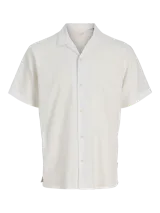 Camisa blanca de popelina con cuello resort, mangas cortas y cierre frontal con botones.
