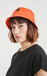 Gorro tipo bucket color naranja con logo bordado en negro.