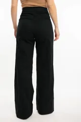 Pantalón de gabardina de algodón, color negro, con tiro alto y corte ancho.