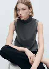 Top gris oscuro sin mangas con cuello alto.