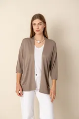 Cárdigan abierto color marrón claro con tejido de lurex y mangas 3/4.