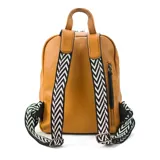 Mochila color marrón con bolsillo frontal grande, asa de mano y correas regulables.