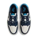Championes Air Jordan 1 Retro Bajo, color azul marino, celeste y blanco.