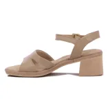 Sandalias de cuero sintético color beige, con taco cuadrado bajo y pulsera con hebilla.