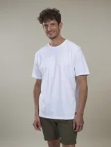 Remera blanca de algodón con estampa en color ladrillo en la espalda. La estampa incluye la leyenda "Benson & Thomas", "Rally Sweeden", una imagen de un auto de carrera y la leyenda "Races Every Sunday".