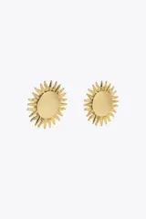 Aros dorados con forma de sol en relieve, con cierre de tuerca y clip.