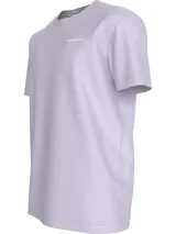 Remera lila de manga corta con cuello redondo y logo estampado en el pecho.