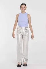 Remera negra sin mangas con cuello alto.