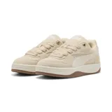 Championes Puma Park Luna SD color arena, de estilo retro con detalles en blanco y suela de goma marrón.